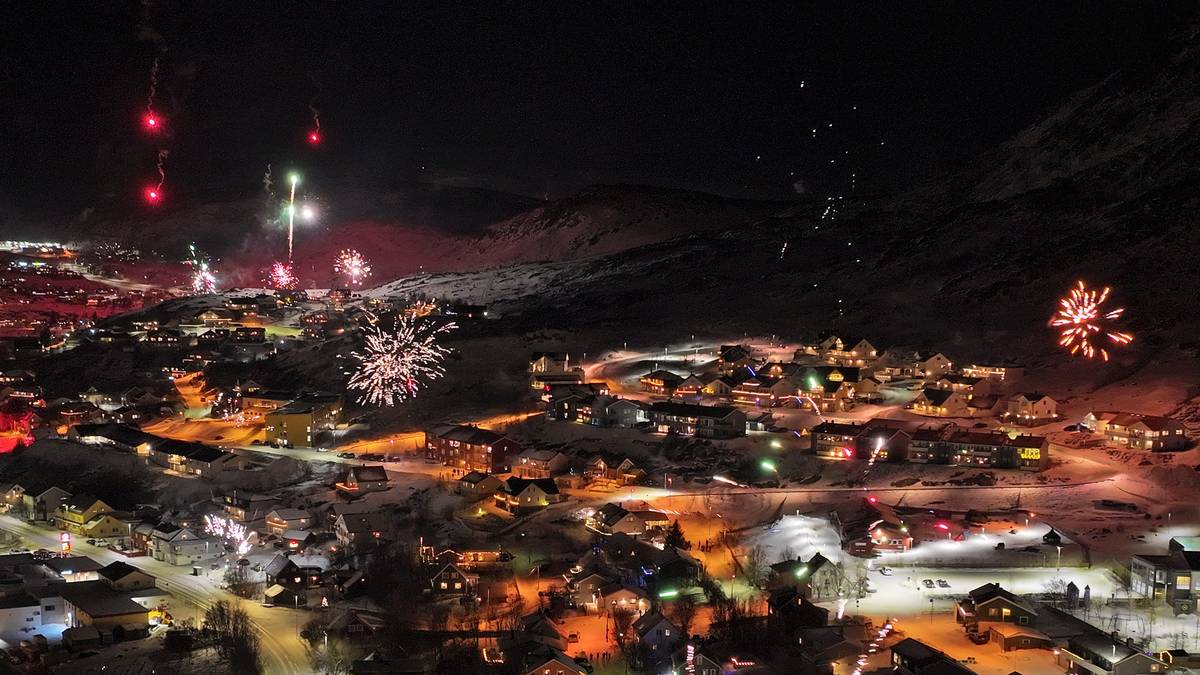 Rypefjord (Hammerfest kommune) noen sekunder inn i 2024. Fyrverkeri.