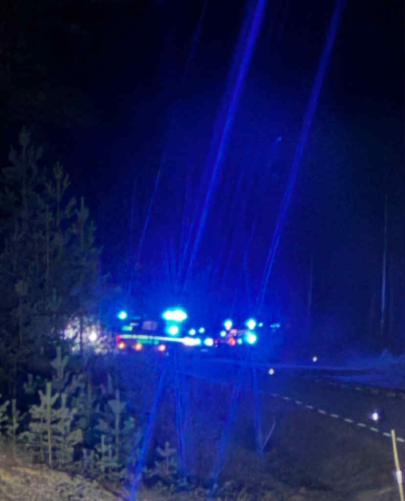 Trafikk, Politiet | Bombegruppe flydd inn: Vegen fortsatt stengt - Østlendingen