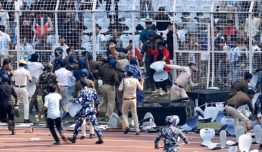 Sinte tilskuere stormet arena under Messi-besøk