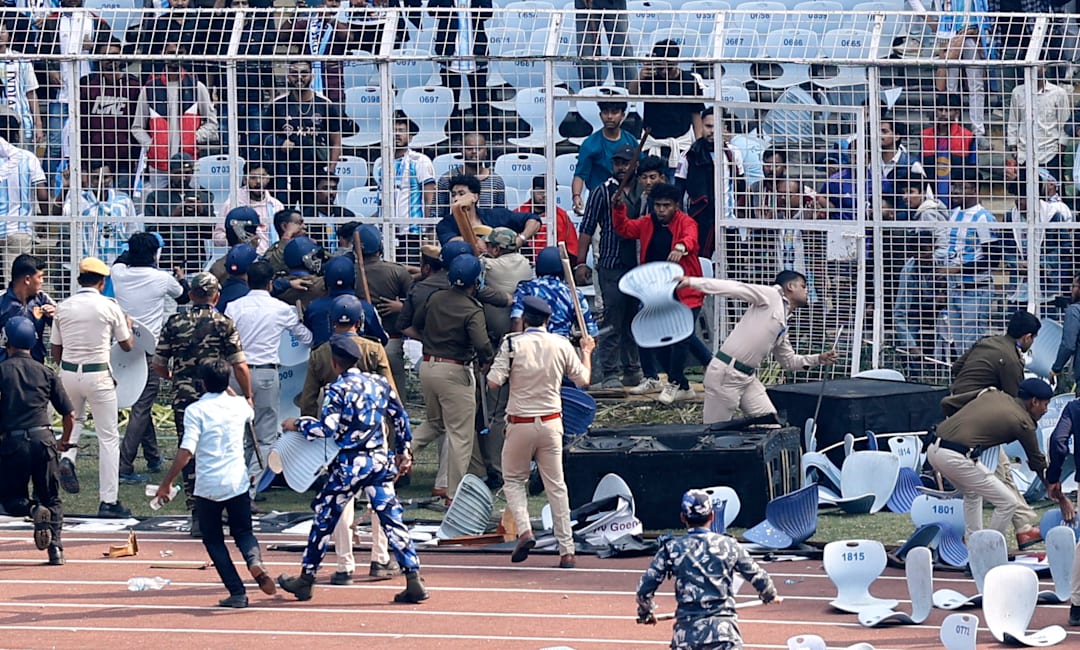 Sinte tilskuere stormet arena under Messi-besøk