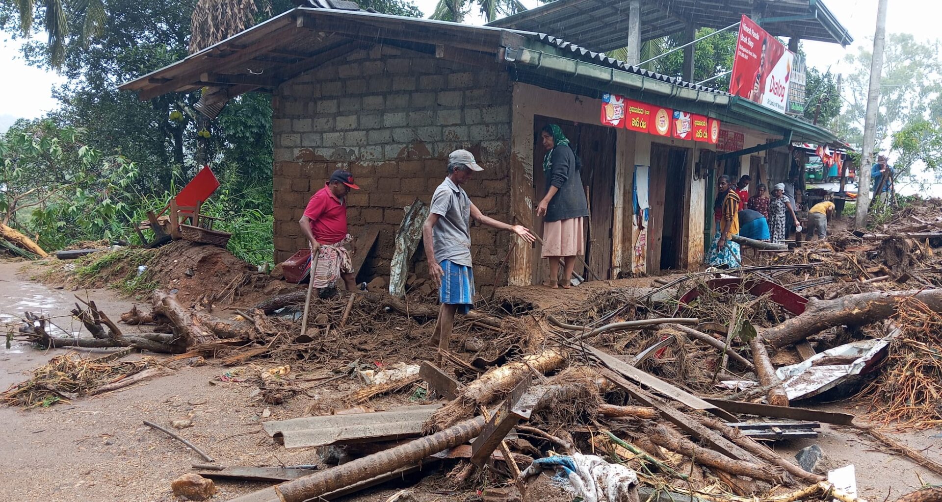 Folk går i dypt flomvann i Songkhia-provinsen sør i Thailand.