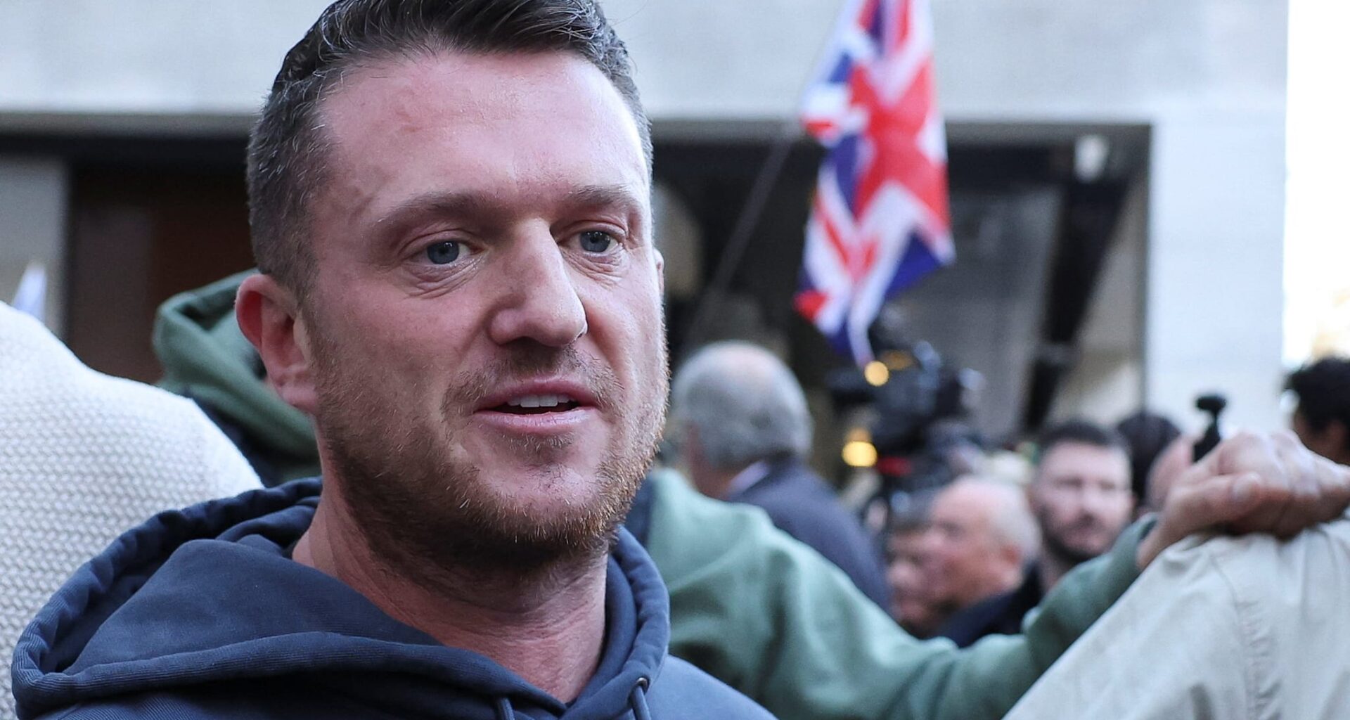 Omstridte Tommy Robinson kommer til Norge før jul.