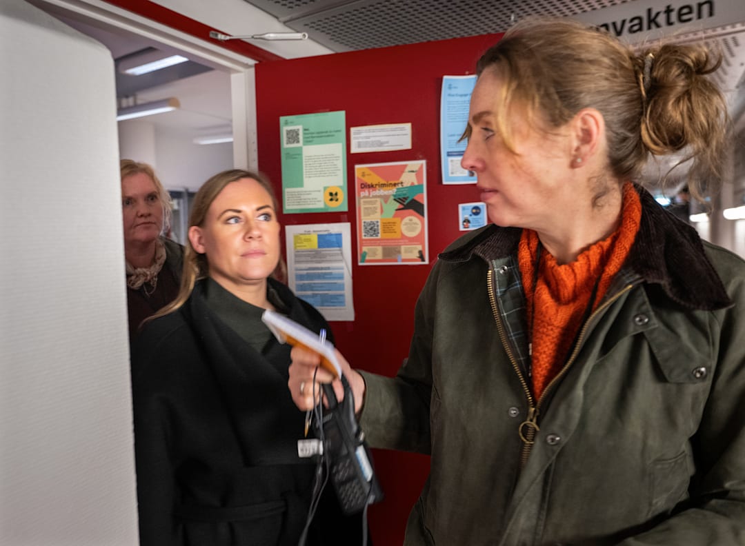 – Skal vi ringe politiet for deg?