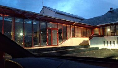 Vinden tok 63 vinduer på Værøy