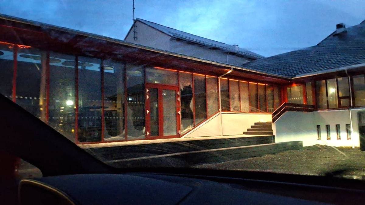 Vinden tok 63 vinduer på Værøy