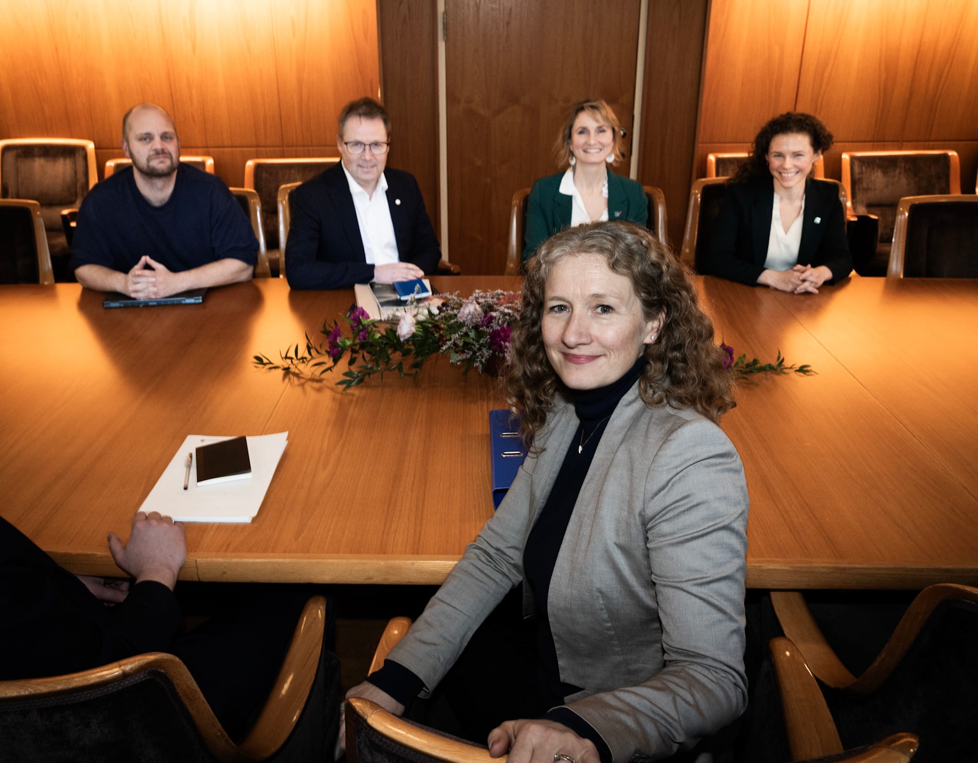 FLERTALLSPARTIENE. Her fra Budsjettforhandlingene i Stortinget mellom AP og Rødt, MDG SP og SV. Forhandlingsledere: AP: Tuva Moflag, Senterpartiet: Bjørn Arild Gram, SV: Marthe Hammer, MDG: Mimir Kristjansson. 