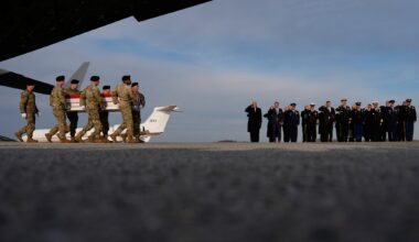 President Donald Trump og forsvarsminister Pete Hegseth var til stede på Dover-flybasen i Delaware onsdag denne uken da kistene med de to drepte amerikanske soldatene ankom fra Syria.