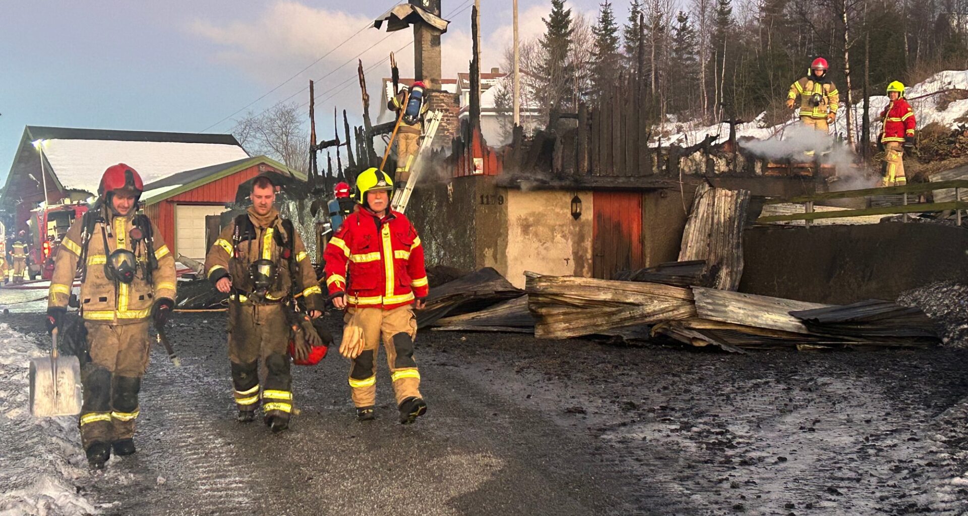 Brann, Valdres | Innsatsleder: – Naboen reddet livet til familie på fem - Oppland Arbeiderblad
