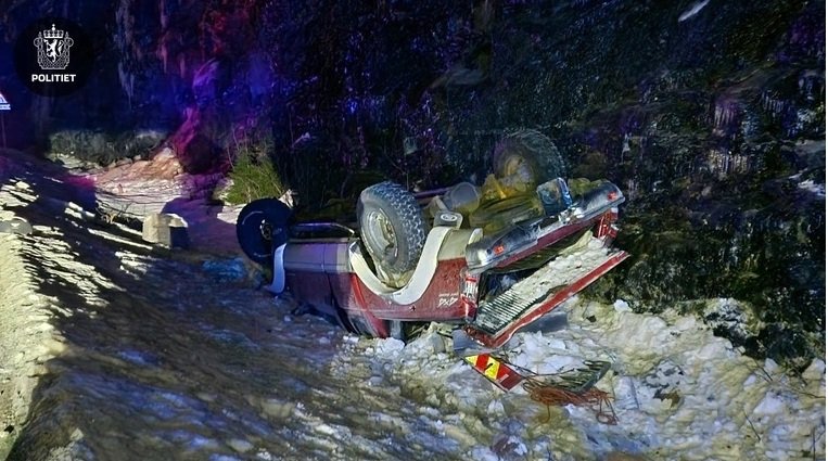 Vefsn, Ulykker | Bil med fem personer rullet rundt og havnet på taket