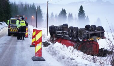 Snøen ga etter – lastebil ligger på taket i lysløype