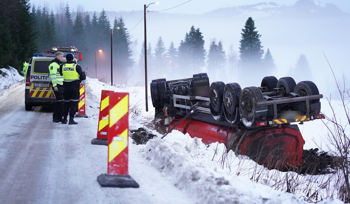 Snøen ga etter – lastebil ligger på taket i lysløype