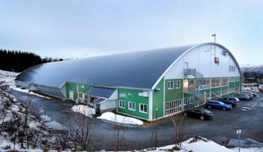 Åpner idrettshallene for barn og unge – Se oversikten