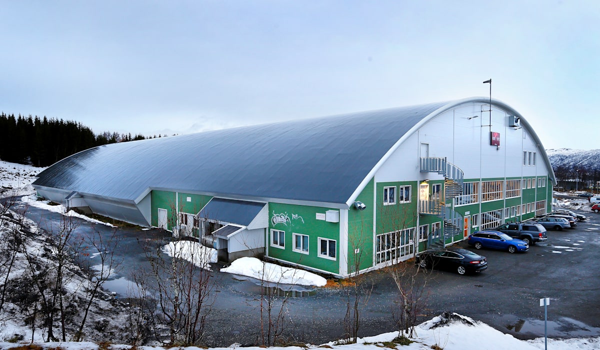 Åpner idrettshallene for barn og unge – Se oversikten