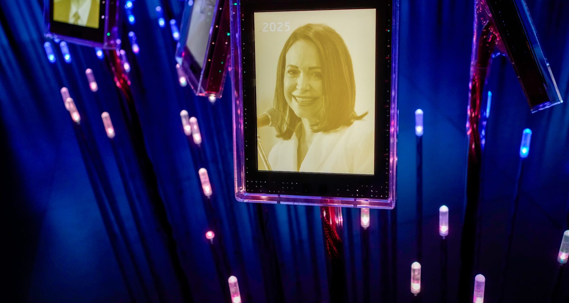 Et portrett av Maria Corina Machado er på plass i Nobels hage, sammen med portretter av de 142 tidligere fredsprisvinnerne. Machado kommer ikke til Norge for å ta imot prisen.