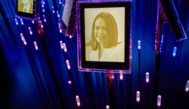 Et portrett av Maria Corina Machado er på plass i Nobels hage, sammen med portretter av de 142 tidligere fredsprisvinnerne. Machado kommer ikke til Norge for å ta imot prisen.