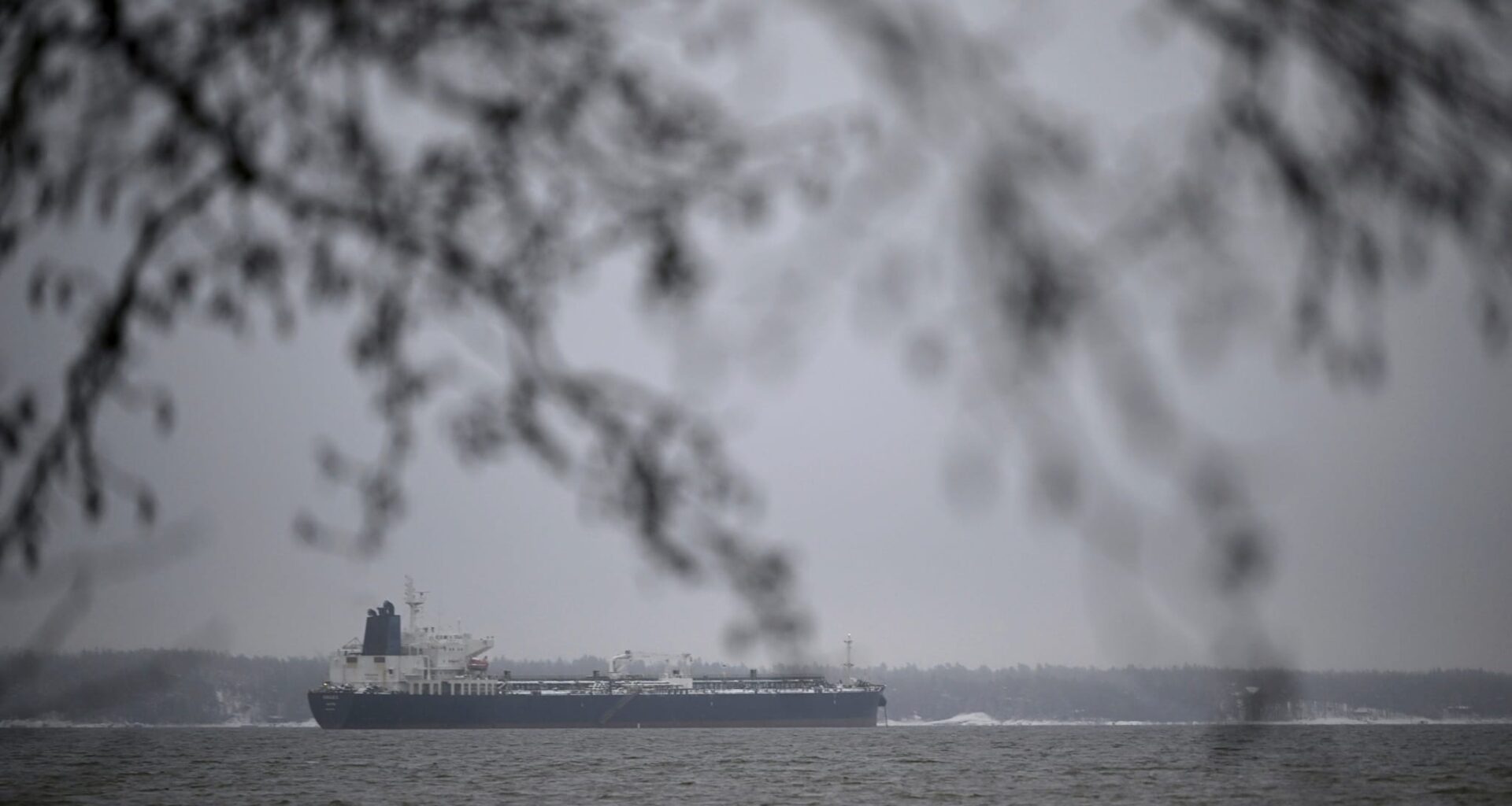 Tre sjømenn fra tankskipet Eagle S var anklaget for grov sabotasje etter at skipet forårsaket brudd på fem sjøkabler mellom Finland og Estland. Nå er et nytt skip tatt i beslag mistenkt for å ha forårsaket kabelbrudd.