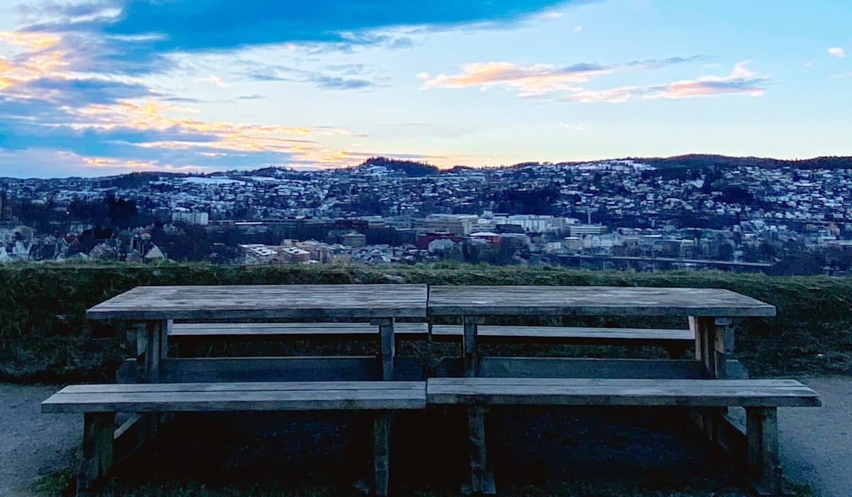 Et tilfeldig møte på en benk: Hun forsvant, og jeg satt igjen med en karamell og et lite kort