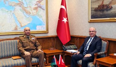 Tyrkias forsvarssjef Muhammad Ali Ahmad al-Haddad avbildet under besøket i Tyrkia tirsdag.