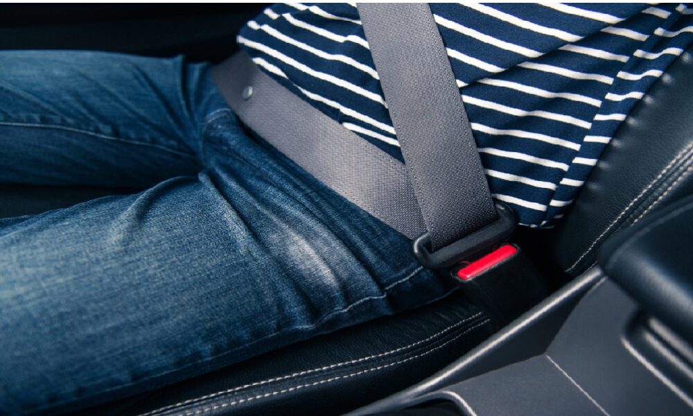 Først nå oppdager folk hva den lille knappen på bilbeltet egentlig er til for