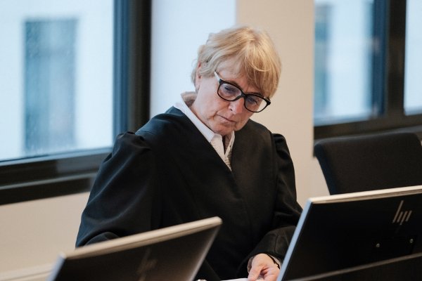 En kvinne (21) er tiltalt for bedrageri etter at hun skal ha svindlet jentene på russebussen sin (21 jenter). De trodde de overførte penger til busskontoen, men det gikk i bussjefens egen lomme.


Rettsaken startet mandag 26.08.24.


Aktor: Andre Jakobsen

Forsvarer: Bertil Hast Rønnestad

Bistandsadvokat: Hege Falch