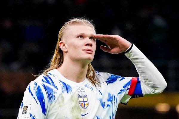 Milano, Italia 20251116. 
Erling Braut Haaland feirer 1-3 scoring under VM-kvalifiseringskampen i fotball mellom Norge og Italia på San Siro.
Foto: Lise Åserud / NTB