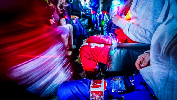 Oslo 20230505.
Russ og russefeiring 2023. Mange feirer sammen i leid eller kjøpt russebuss. Strobelys skaper en spennende stemning. Sidestilt sete, sidestilte seter.
Foto: Lise Åserud / NTB