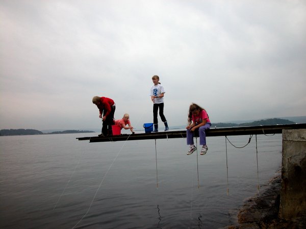 Bleikøya 20040825. Barn fisker krabber på Bleikøya. 
Foto: Berit Keilen / NTB 