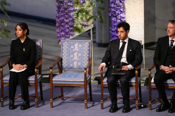 Oslo 20231210. 
Ali og Kiana (t.v.) Rahmani under utdelingen av Nobels fredspris for 2023 i Oslo rådhus. 
Nobels fredspris 2023 tildeles iranske Narges Mohammadi for hennes kamp mot undertrykking av kvinner i Iran og hennes kamp for menneskerettigheter og frihet for alle. Narges Mohammadi er fengslet i Iran, og prisen tas i mot av hennes to barn Ali og Kiana og ektemannen Taghi Rahmani.
Foto: Fredrik Varfjell / NTB