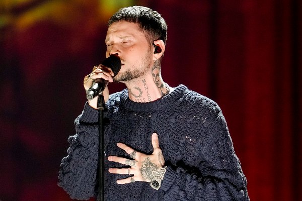 Oslo 20210722. 
Stig Brenner opptrer under det nasjonale minnearrangementet i Oslo Spektrum, 10 år etter terrorangrepet 22. Juli 2011.
Foto: Fredrik Hagen / NTB / POOL