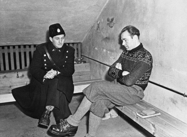 Oslo 1946: 
Siegfried Wolfgang Fehmer, kriminalrat og  hauptsturmführer i Gestapo i Norge under 2. verdenskrig, ble dømt til døden 18 juni 1947. Her Fehmer fotografert sammen med en norsk politimann i en celle på Akershus festning. Bildet er fra 1946. Fehmer ble skutt på Akershus den 16. mars 1948. 
Foto: NTB arkiv  



