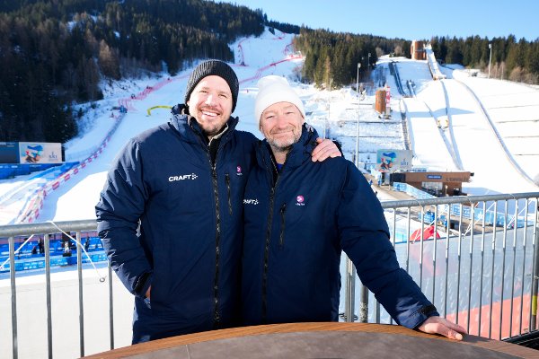 Courchevel , Frankrike 20230209.
Kjetil André Aamodt og Kjetil Jansrud i Nent Group før Super-G for menn under VM i alpint i Courchevel, Frankrike.
Foto: Lise Åserud / NTB