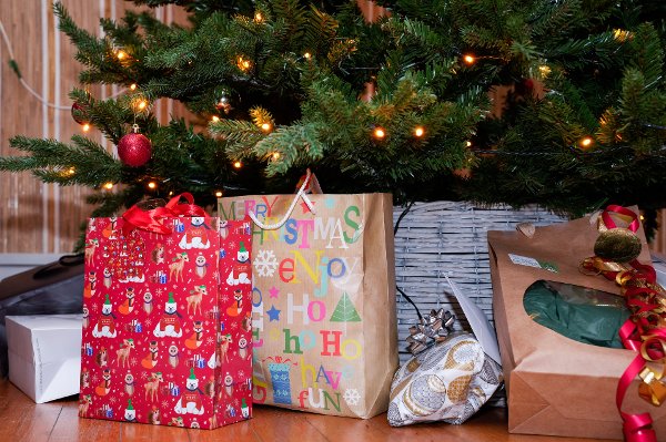 Oslo 20241224. 
Julegaver under juletreet formiddagen 24. desember 2024.
Foto: Terje Bendiksby / NTB