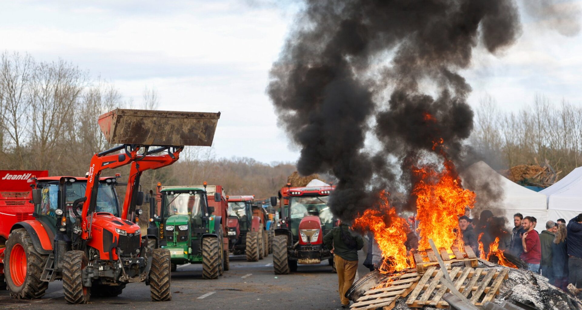 Nå tar gårdbrukerne i Europa til gatene igjen: Torsdag samles sinna bønder i Brussel - Nationen