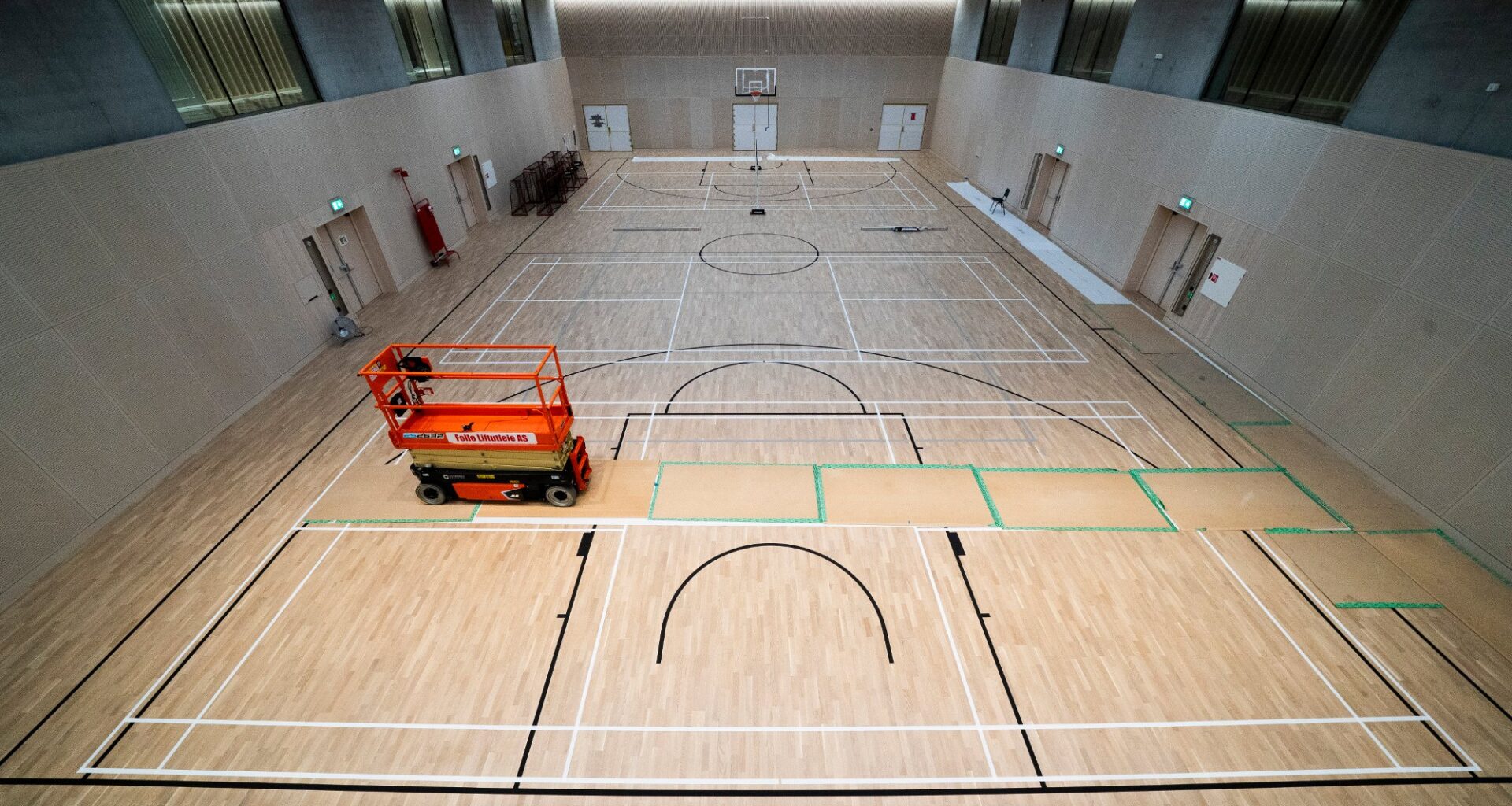 Nyheter, Regjeringskvartalet | Regjeringens egen basketballbane får kritikk: – Garantert Norges dyreste idrettshall