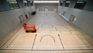 Nyheter, Regjeringskvartalet | Regjeringens egen basketballbane får kritikk: – Garantert Norges dyreste idrettshall