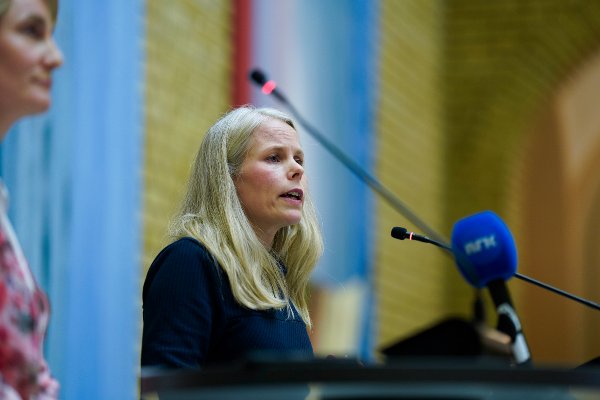 Oslo 20251129.
Kirsti Bergstø (SV) under en pressekonferanse i Stortinget lørdag, i forbindelse med ferdigstillelse av statsbudsjettet for 2026.
Foto: Thomas Fure / NTB