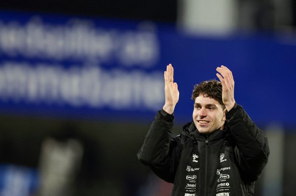 Sarpsborg 20251130.
Sarpsborg 08s Daniel Karlsbakk jubler som toppscorer i Eliteserien etter eliteseriekampen i fotball mellom Sarpsborg 08 og Molde på Sarpsborg Stadion.
Foto: Christoffer Andersen / NTB