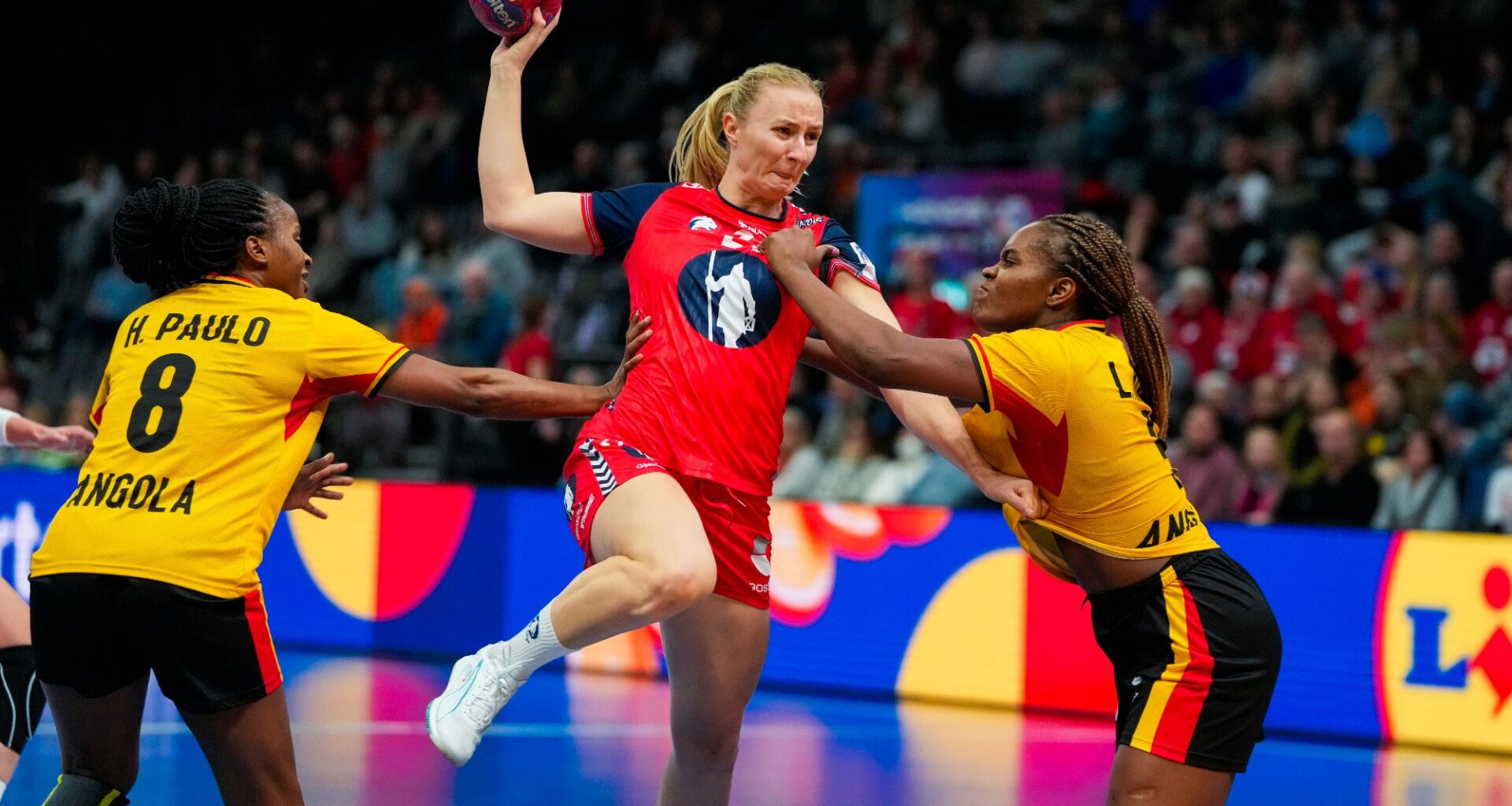Sport, Håndball | Håndballjentene med storseier over Angola – til hovedrunden med full pott