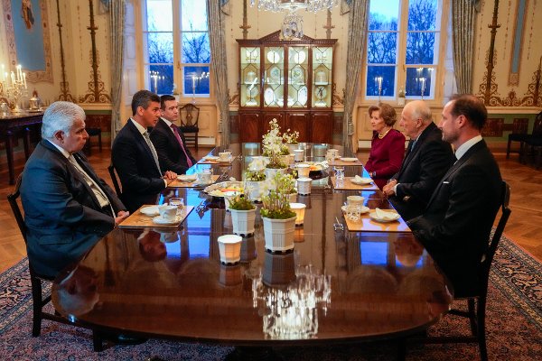 Oslo 20251210.
Kong Harald, dronning Sonja og kronprins Haakon tar i mot Paraguays president Santiago Peña Palacios, Ecuadors president Daniel Noboa Azín og Panamas president José Raúl Mulino i audiens på Slottet i Oslo onsdag.
Den venezuelanske opposisjonslederen Maria Corina Machado får prisen for sitt utrettelige arbeid for å sikre demokratiske rettigheter for folket i Venezuela, og for sin kamp for en rettferdig og fredelig overgang fra diktatur til folkestyre. På grunn av omstendighetene i hjemlandet Venezuela kunne ikke Nobels fredsprismottaker delta på utdelingen i Norge.
Foto: Heiko Junge / NTB / POOL