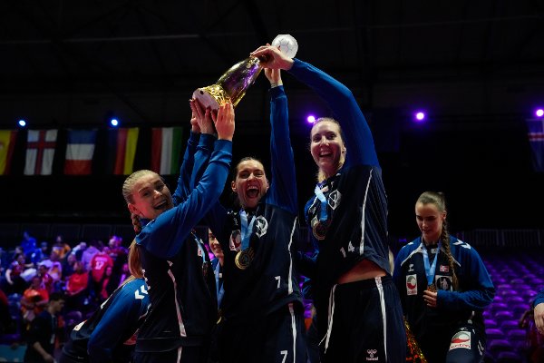 Rotterdam, Nederland 20251214. 
Emilie Margrethe Hovden, Stine Ruscetta Skogrand og Kristine Breistøl feirer gull med Håndballjentene etter seier i finalen i håndball-VM for kvinner mot Tyskland i Ahoy Arena.
Foto: Beate Oma Dahle / NTB