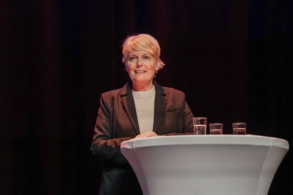 Tønsberg 20240413.
Kringkastingssjef Vibeke Fürst Haugen presenterer hovedfunnene fra evalueringen av serien «Ingen elsker Bamsegutt» på SKUP-konferansen i Tønsberg.
Foto: Fredrik Varfjell / NTB