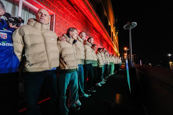 Oslo 20251117. 
Norges herrelandslaget blir tatt i mot på Rådhuset. Herrelandslaget venter folkefest på Rådhusplassen etter seieren i VM-kvalifiseringskampen i fotball mellom Norge og Italia på San Siro.
Foto: Terje Pedersen / NTB