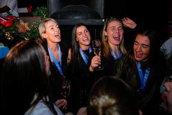 Rotterdam, Nederland 20251215. 
Gullfest for Håndballjentene etter seier i finalen og gull i håndball-VM for kvinner.
Foto: Beate Oma Dahle / NTB