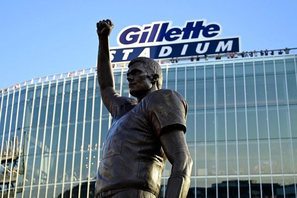 FOXBOROUGH, MASSACHUSETTS - AUGUST 08: A general view of the statue of Tom Brady is seen during the unveiling ceremony prior to the NFL Preseason 2025 game between Washington Commanders and New England Patriots at Gillette Stadium on August 08, 2025 in Foxborough, Massachusetts.   Billie Weiss/Getty Images/AFP (Photo by Billie Weiss / GETTY IMAGES NORTH AMERICA / Getty Images via AFP)