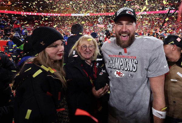 KANSAS CITY, MISSOURI - JANUARY 26: Travis Kelce #87 of the Kansas City Chiefs celebrates with Taylor Swift and mother Donna Kelce after the Chiefs defeated the Buffalo Bills 32-29 to win the AFC Championship Game at GEHA Field at Arrowhead Stadium on January 26, 2025 in Kansas City, Missouri.   Jamie Squire/Getty Images/AFP (Photo by JAMIE SQUIRE / GETTY IMAGES NORTH AMERICA / Getty Images via AFP)