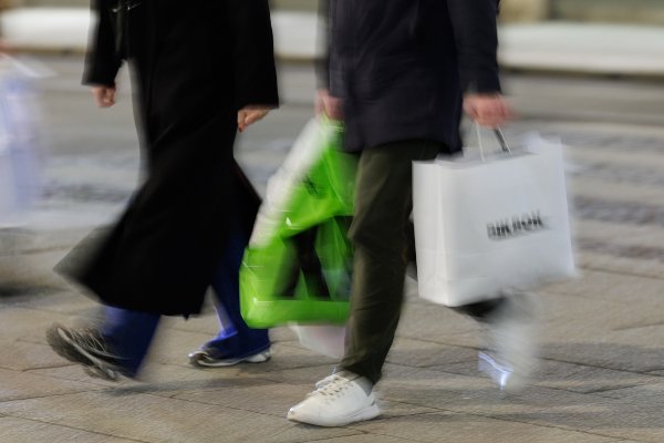 Oslo 20251219. 
En mann og en dame har vært ute og handlet før jul.
Foto: Jonas Been Henriksen / NTB