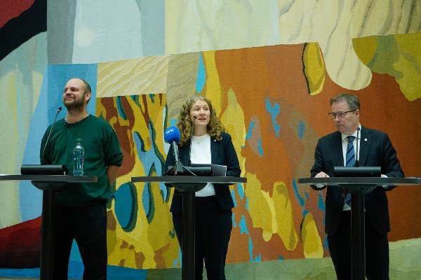 Oslo 20251129.
Mimir Kristjansson (Rødt), Tuva Moflag (Ap) og Bjørn Arild Gram (Sp) under en pressekonferanse på Stortinget lørdag, i forbindelse med ferdigstillelse av statsbudsjettet for 2026.
Foto: Thomas Fure / NTB