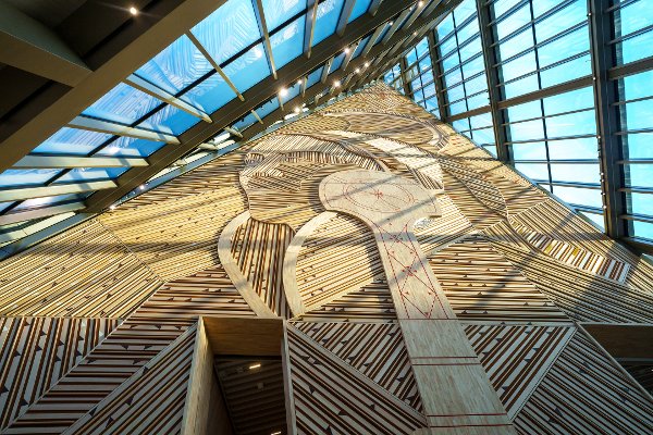 Oslo 20251118. 
Pyramiderommet i det nye Regjeringskvartalet vises frem med kunstverket AAkhA av kunstneren Outi Pieski.  Kunstverket er et portrett av en kvinne i halvprofil, som bærer et samisk hodeplagg og en stav med mønstre hentet fra samiske treskjærings- og ornamenttradisjoner
Foto: Cornelius Poppe / NTB