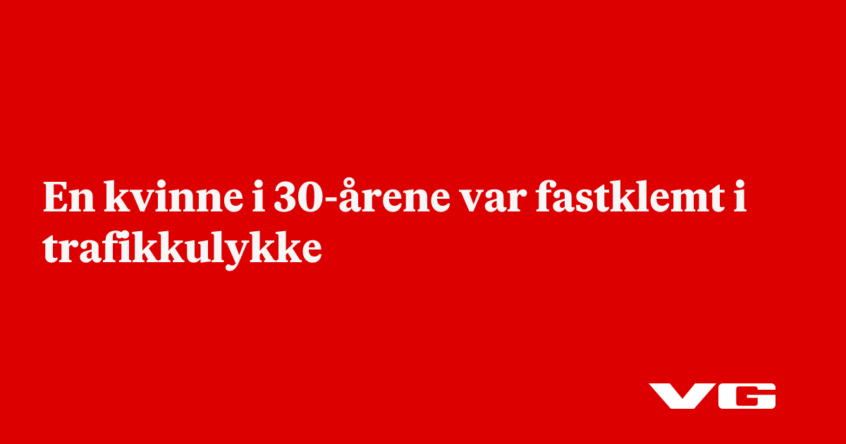 En kvinne i 30-årene var fastklemt i trafikkulykke