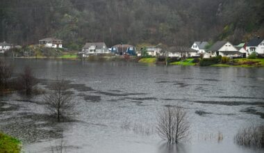 Veier stengt og innbyggere hentes hjem med båt